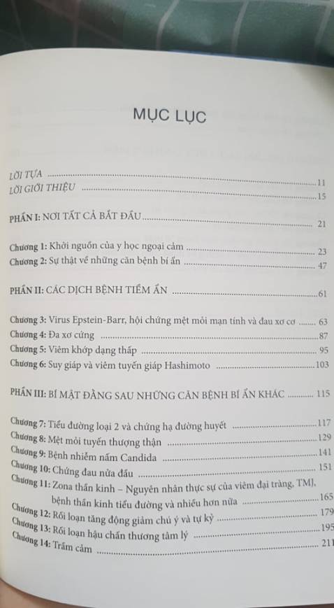 Cuốn màu xanh dương:
Đầu sách là kể lại câu chuyện của tác giả với "Hồn"- người kết nối với ông và đưa ra các chỉ dẫn y khoa. Đây là câu chuyện của tác giả, và các bạn có quyền không tin. Nhưng đối với mình, thế giới này luôn tồn tại những điều thiêng liêng. Sau đó, tác giả giải thích các căn bệnh mà khoa học chưa tìm ra nguyên nhân và cách điều trị. Do mình không có các triệu chứng đó nên mình lướt qua thôi. Chương cuối là các phương pháp chữa lành cơ thể, giải độc và có thực đơn thanh lọc. Bạn sẽ biết thực phẩm nào nên - không nên ăn và có những lựa chọn phù hợp. Ông còn giới thiệu những thiên thần giúp ích cho cơ thể ta và cách tiếp cận họ.
Tổng kết: Nhiều kiến thức quý giá! Cuốn này là tiền đề cho những cuốn tiếp theo.
Cuốn màu vàng:
Bạn sẽ biết về Tứ bất dung thứ. Thời đại chúng ta tiếp xúc với quá nhiều thứ độc hại và nó đang tàn phá cơ thể ta. Phần chính của cuốn sách này, ông sẽ giới thiệu Bộ tứ thần thánh: trái cây, rau củ, thảo mộc&gia vị, thực phẩm dại. Những thực phẩm này được giới thiệu theo tên từng thực phẩm, trong đó gồm: lợi ích, nên áp dụng với căn bệnh triệu chứng nào, bài học cảm xúc và tinh thần, lời khuyên khi dùng nó và 1 công thức chế biến thật ngon và dinh dưỡng. 
Mình nhận ra có rất nhiều rau trái gần gũi mình nhưng lại có những ích lợi không ngờ tới như vậy. Từ đó mình đã lựa chọn các thực phẩm trên vào cuộc sống hằng ngày.  Phần cuối, ông giới thiệu những thiên thần liên quan đến thực phẩm và hướng dẫn cách kết nối với họ.
Rấttttttt mongggggg mọi người ai cũng có một quyển sách này bên mình vì nó quá là bổ ích!!!!!! Điều thần thánh hơn nữa là quyển sách này giúp mình dễ ngủ hơn, nên giờ ngày nào mình cũng ôm nó đi ngủ ^^ 
Mình sẽ mua cho đủ 5 cuốn luôn