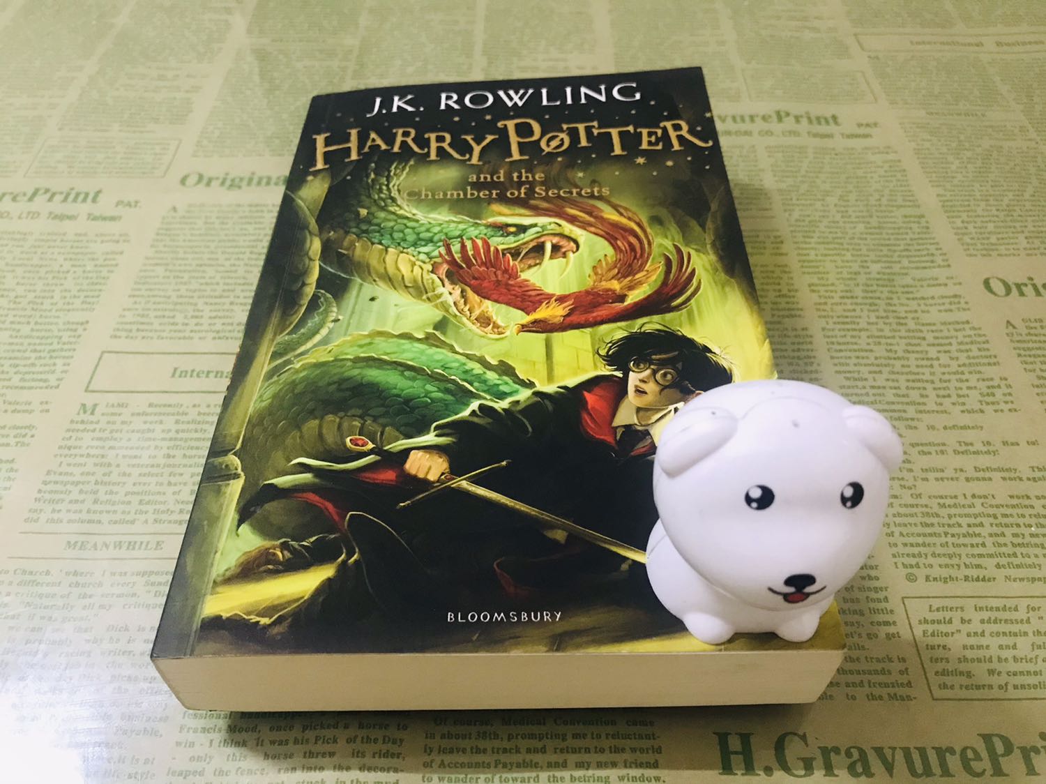 Harry Potter là một bộ sách mà mình rất thích, mặc dù đã đọc bản tiếng Việt và xem phim khá nhiều lần rồi nhưng có lẽ sự cuốn hút của một cuốn sách thuần tiếng Anh vẫn luôn thôi thúc mình sở hữu nó. Dịch vụ bên tiki rất tốt, mình đặt khuya thứ năm mà chiều thứ bảy đã có rồi, bác chuyển phát cũng thân thiện và thông minh, mặc dù nhà mình không có số nhà hay địa chỉ rõ ràng mà vẫn mò ra được nhà mình, thậm chí điện thoại gọi còn không được, đúng là hay ghê!
Về cuốn sách, nội dung bên trong và văn phong của JK Rowling thì mình không cần bàn gì nhiều, ngôn từ cũng rất thân thuộc, điều đặc biệt là bìa sách đẹp lắm các bạn ạ! Các bạn cứ mua về mà xem, mình đảm bảo là các bạn sẽ thích mê, nó cứ lung linh, huyền ảo, mềm mại sao sao á... mặc dù sách xuất bản năm 2014, bao bọc bên ngoài thì hơi cũ nhưng sách bên trong thì đẹp và mới lắm!
Năm mới mình mua hàng mà sản phẩm nào mình cũng ưng ý hết, cảm ơn TIKI rất nhiều ạ!