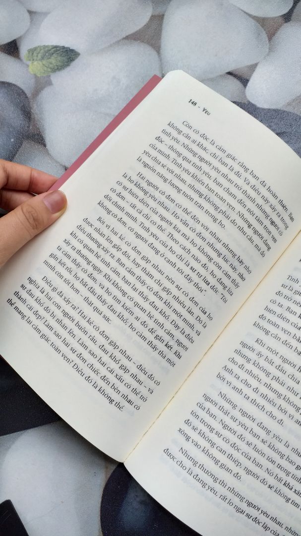 Review về một chiếc sách khá khó đọc và nhiều thật nhiều những điều hoàn toàn mới lạ về chủ đề muôn thuở - Love ❤

Không phù hợp với những bạn theo sỳ-ty-le quá ư nghiêm túc. Cần rất nhiều khiêm nhường, cởi mở, can đảm cũng như những trải nghiệm thú vị trong tình yêu thì hãy đọc nha. Nhưng một khi đã bắt sóng được với Osho hẳn bạn cũng có một cái gu thật lạ.

Trích một đoạn:" Để yêu mà không chiếm hữu, để yêu mà cho phép người khác được hoàn toàn tự do, thật sự là một thành tựu vĩ đại. Chỉ khi đó, bạn mới trải nghiệm được tình yêu và hương thơm của nó."

Chúc bà con thật nhiều yêu thương.
Yêu trong tỉnh thức- Gắn bó trong niềm tin