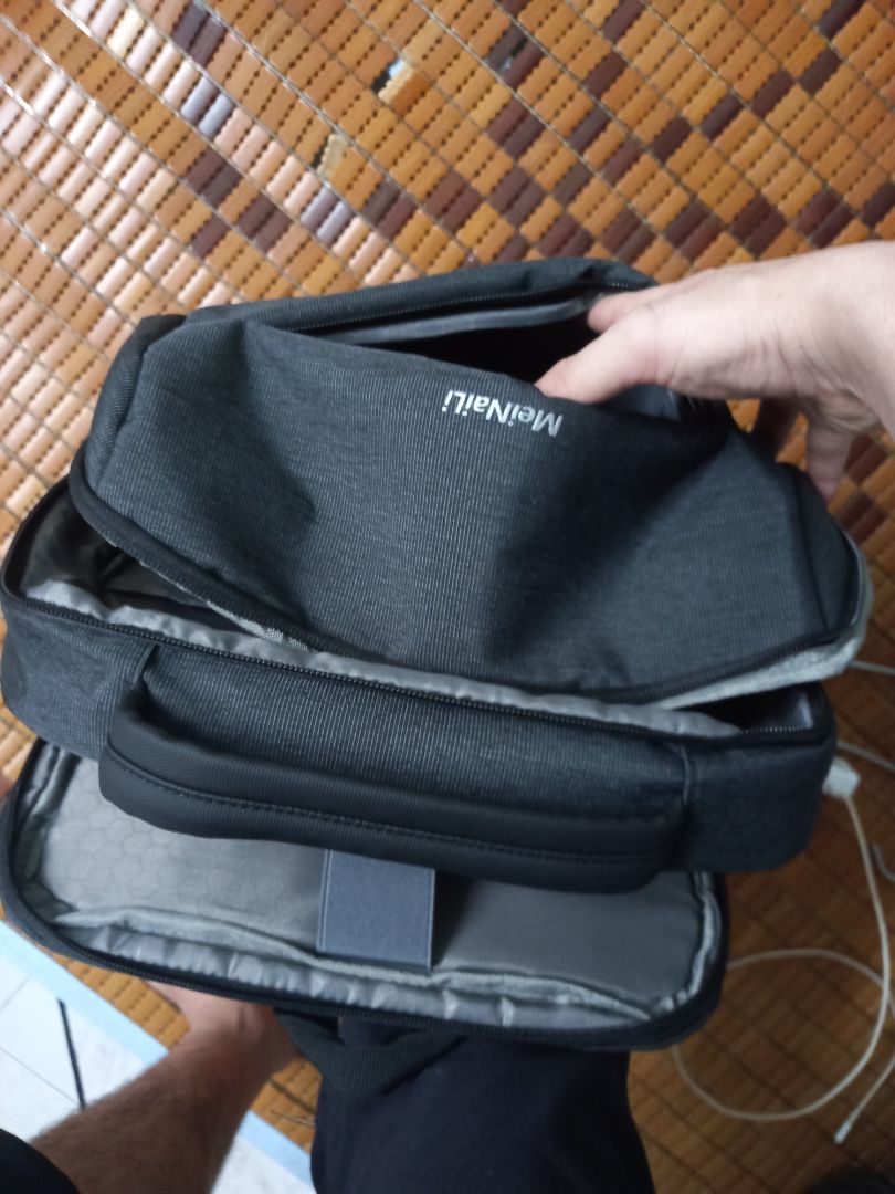 giao hàng lỗi cho khách. hình ảnh 1 đằng, hàng nhận về 1 nẻo. trên hình là 3 ngăn kéo khóa tròn và 1 ngăn kéo khóa ngang. nhưng thực tế chỉ có 2 ngăn kéo khóa tròn, 1 ngăn kéo khóa ngang. rồi ngăn kéo khóa ngang thiết kế như này dùng sao??