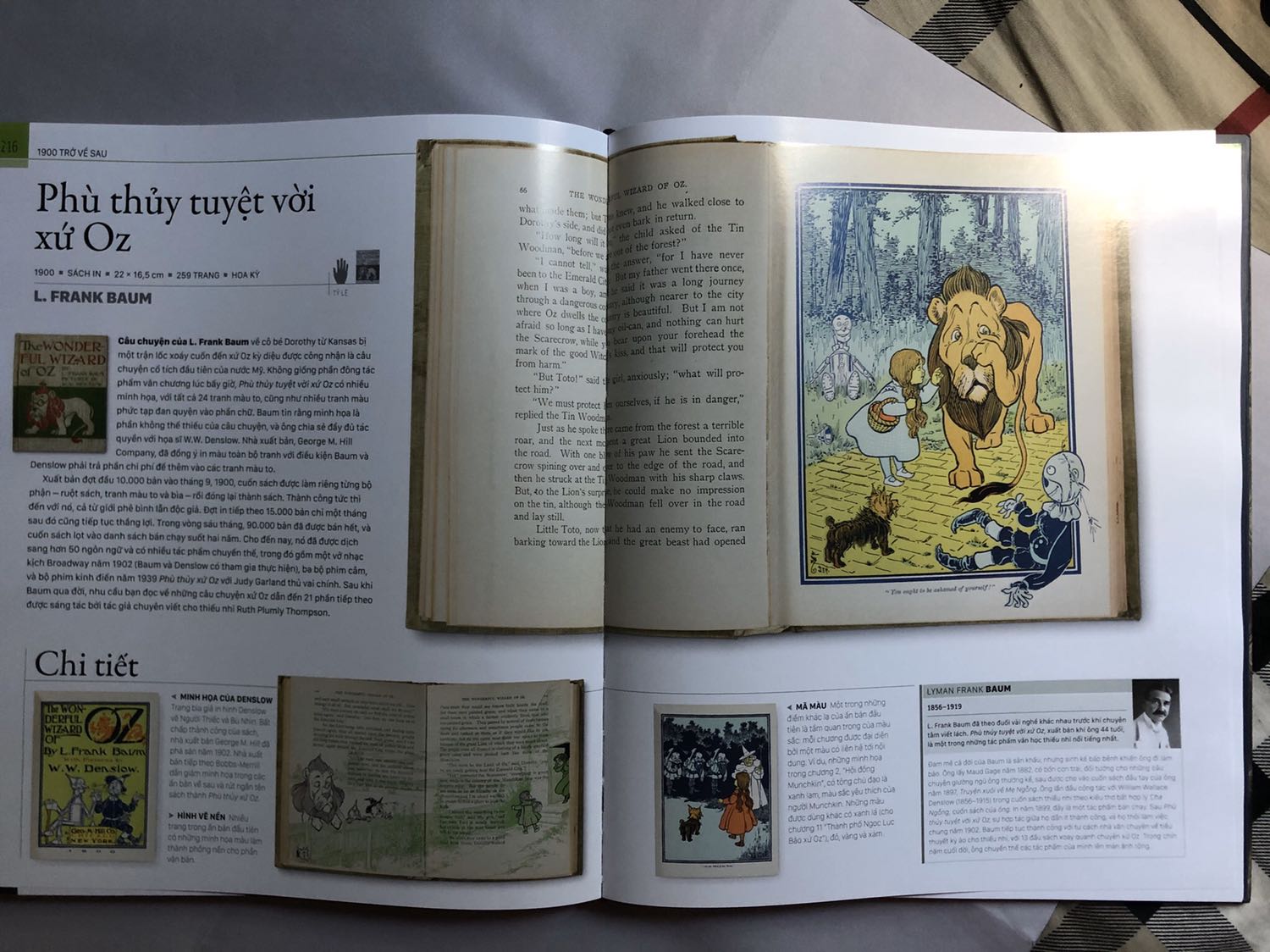 Mình đã mua cuốn sách này vì thiết kế bìa và tiêu đề thật sự thu hút mình. Lúc nhận sách cũng rất vui sướng vì sách hoàn hảo ko bị trầy xước hay gì cả. Nhưng khi đọc thì trong đây có quá nhiều cuốn sách xa lạ vs mình nên mình ko còn quá hào hứng nữa :( cuốn sách vẫn là một tác phẩm hoàn chỉnh từ nội dung đến hình thức, chỉ là ẻm ko hợp với mình lắm, và mình cũng k biết để đâu (vì sách khổ lớn)