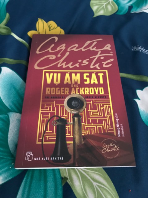 Một cuốn sách trinh thám cổ điển xuất sắc của Agatha Christie với một cú Plot Twist siêu bất ngờ khiến các mọt trinh thám của nhiều thế hệ ngất ngây. Không nghi ngờ gì nữa, đây là 1 cuốn sách hay, thú vị và rất đáng có mặt trong kệ sách của mọi người.

Cuốn sách nổi tiếng của một tác giả quá nổi tiếng. Hãy hưởng thụ nó ngay khi bạn cầm nó trên tay nhé. Chúc bạn có một trải nghiệm đọc tuyệt vời và đáng nhớ.

Đặt qua Tiki nhưng NXB Trẻ đóng gói. Sách mới nguyên seal, có xốp chống xốc, giao đúng hẹn, shipper lịch sự, thân thiện.