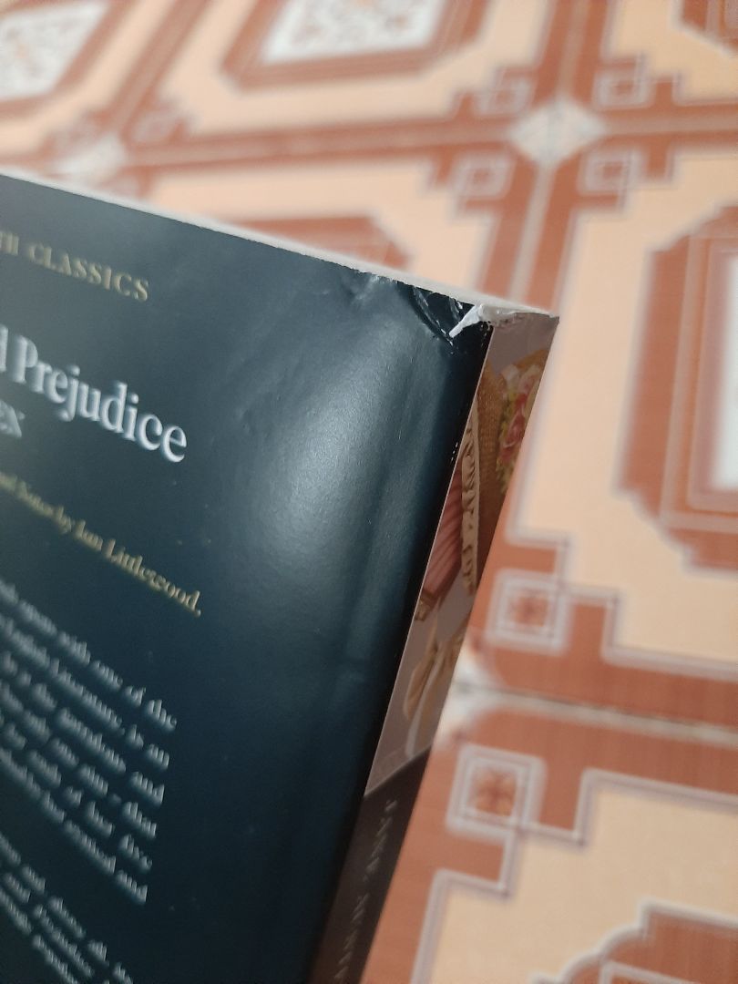 Giao hàng hơi lâu và ship hơi cao xí, tận 35k. Nói chung tổng thể sách ổn, bìa có vài chỗ bị như hình mình chụp, đa số mấy quyển này khi mình mua về đều bị. Nhưng bên trong thì vẫn đẹp bình thường nên cũng không sao. Đã sưu tầm sắp xong còn mỗi quyển Emma nữa thôi :)