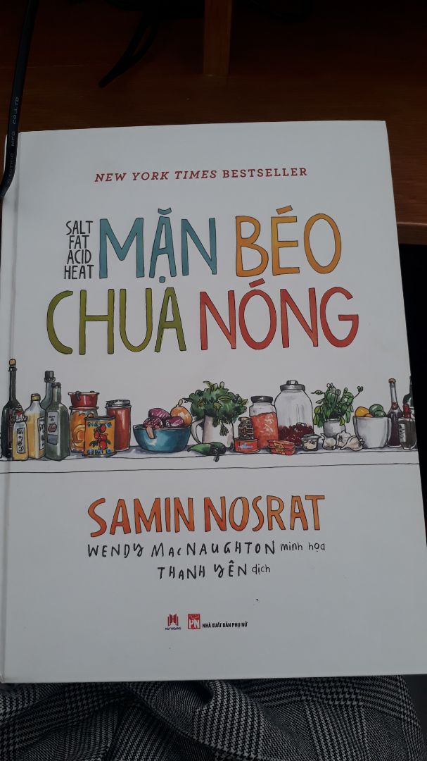 đây là quyển sách nhất định phải mua nếu bạn là người đam mê ẩm thực và nấu nướng. Luôn đứng trong top sách bán chạy của amazon Mỹ là đủ tin tưởng để chọn rồi. Tuy về dịch thuật còn nhiều chỗ hơi thô nhưng có thể bỏ qua vì khác biệt về văn hóa ẩm thực của tác giả và người Việt. Nội dung đưa nêu ra rất kĩ cách các yếu tố hoạt động để tạo ra một món ăn ngon. cuốn này phải dành thời gian để " nghiên cứu" thì đúng hơn là đọc. rất nhiều kiến thức bổ ích đây là quyển sách nhất định phải mua nếu bạn là người đam mê ẩm thực và nấu nướng. Luôn đứng trong top sách bán chạy của amazon Mỹ là đủ tin tưởng để chọn rồi. Tuy về dịch thuật còn nhiều chỗ hơi thô nhưng có thể bỏ qua vì khác biệt về văn hóa ẩm thực của tác giả và người Việt. Nội dung đưa nêu ra rất kĩ cách các yếu tố hoạt động để tạo ra một món ăn ngon. cuốn này phải dành thời gian để " nghiên cứu" thì đúng hơn là đọc. rất nhiều kiến thức bổ ích