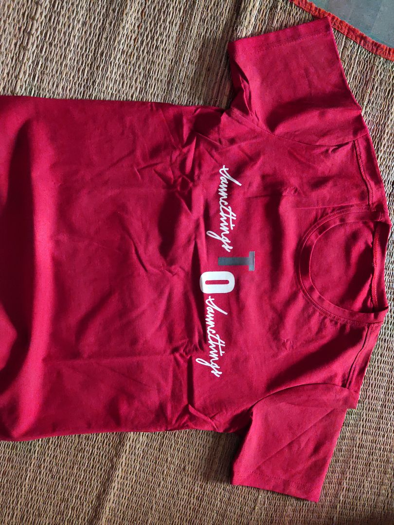 Áo màu đỏ đô khá đẹp, không có chỉ thừa, chỉ có điều cổ áo bị lỗi nhẹ nhưng không sao, miễn là không ảnh hưởng đến trải nghiệm hàng ngày là được. Chấp nhận!
Tiki giao hàng trước dự kiến, kiện hàng nguyên vẹn, rất hài lòng!
5*