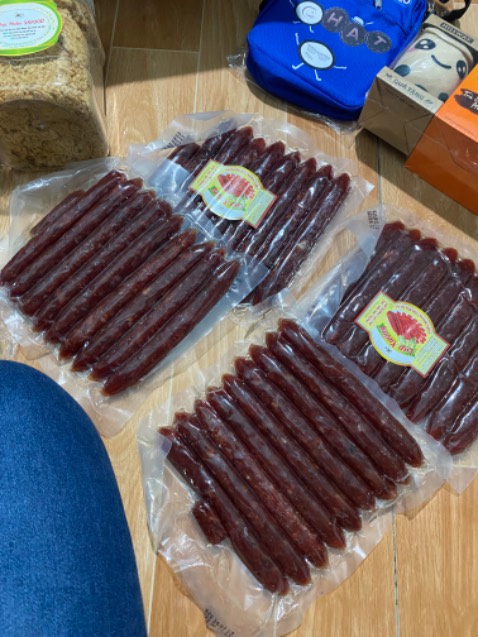 Đóng gói cẩn thận giao hàng nhanh.. có cái mình thấy bao bì k giống như 3 lần trước mình mua .. Lạp xưởng tôm này nhìn khác màu cũng khác. Chưa ăn nên mình cũng k bt vị sao nên chưa đánh giá đc