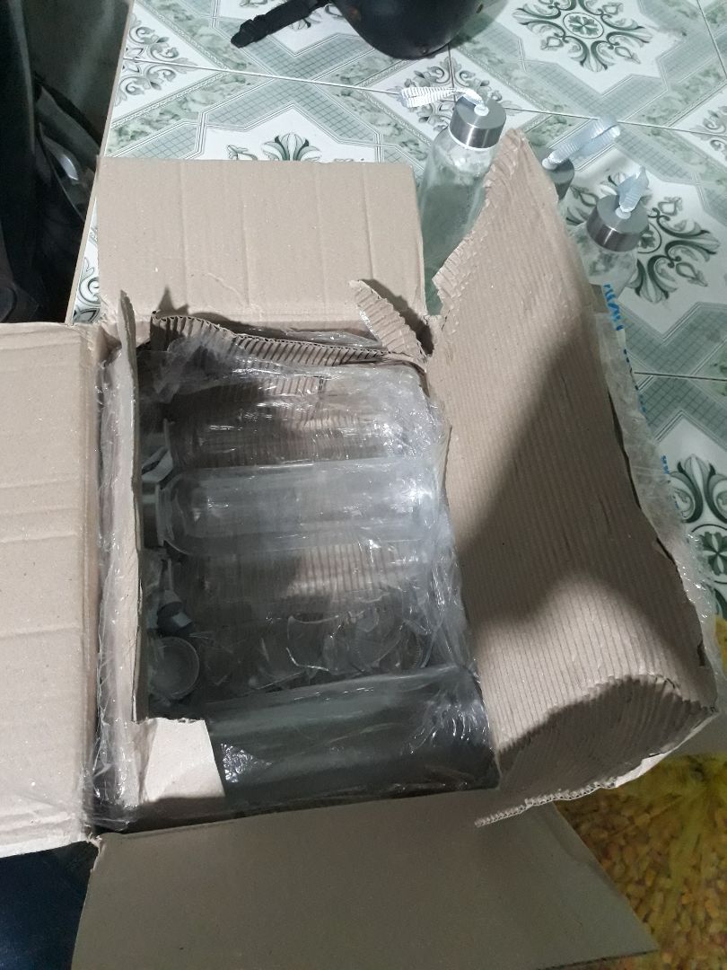 hàng thủy tinh mà shop gói ko có mút sốp từng chai.trong quá trình vận chuyển để làm vỡ hết 1 chai.nhìu cmt góp ý nhưng shop ko cải thiện.hàng thì ok.sau này shop có ship hàng cho khách thì nên lót đệm mít từng chai để ko bị bể trong quá trình vận chuyển