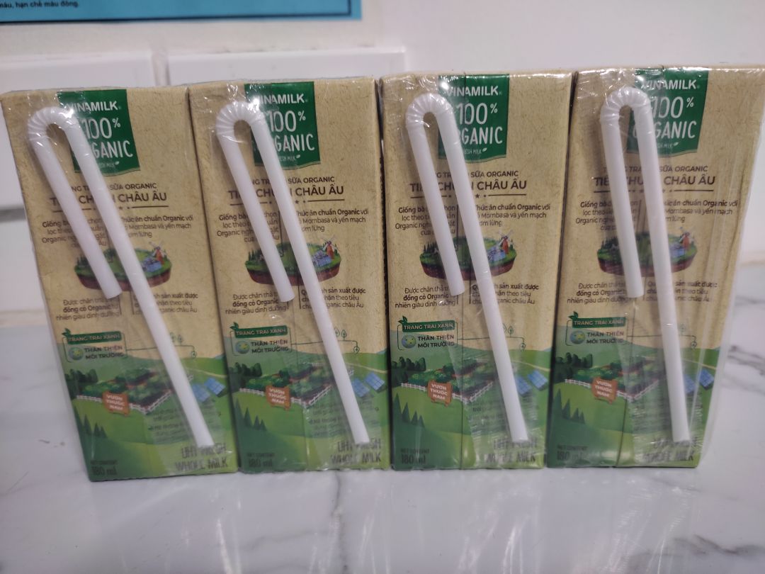 Hàng chính hãng Vinamilk. Ít đường nên dễ uống hơn các loại sữa tươi có đường khác. Các bạn bé thích cũng thích uống loại này hơn các loại sữa khác. cảm ơn nhà phân phối và Tiki!