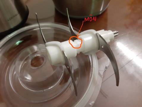 Sau gần 1,5 tháng sử dụng nhận thấy: Máy hữu ích, vận hành êm, lưỡi dao sắc, vệ sinh dễ dàng. Tuy nhiên trục gắn lưỡi giao bị mòn (xem ảnh). Đề nghị hướng dẫn cách bảo hành lưỡi dao như thế nào?