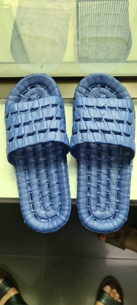 Khá đẹp, nhẹ, tuy nhiên mùi hơi nồng. Độ bền chưa biết.