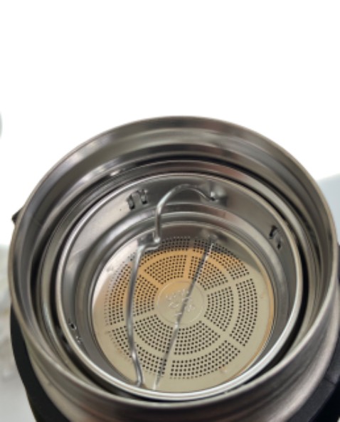 Tôi đánh giá cao về sản phẩm này từ thiết kế, màu sắc, chất lượng cho đến tính thân thiện. Thiết kế rất sang trọng, trendy, mức độ hoàn thiện sản phẩm cao, kết cấu vừa đơn giản, dễ sử dụng nhưng vẫn đảm bảo được tính năng sản phẩm là giữ nhiệt.