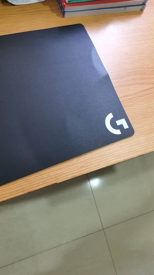 Đóng gói ẩu, pad chuột cứng nhưng lại bị gãy. Liên lạc shop thì không thấy trả lời.