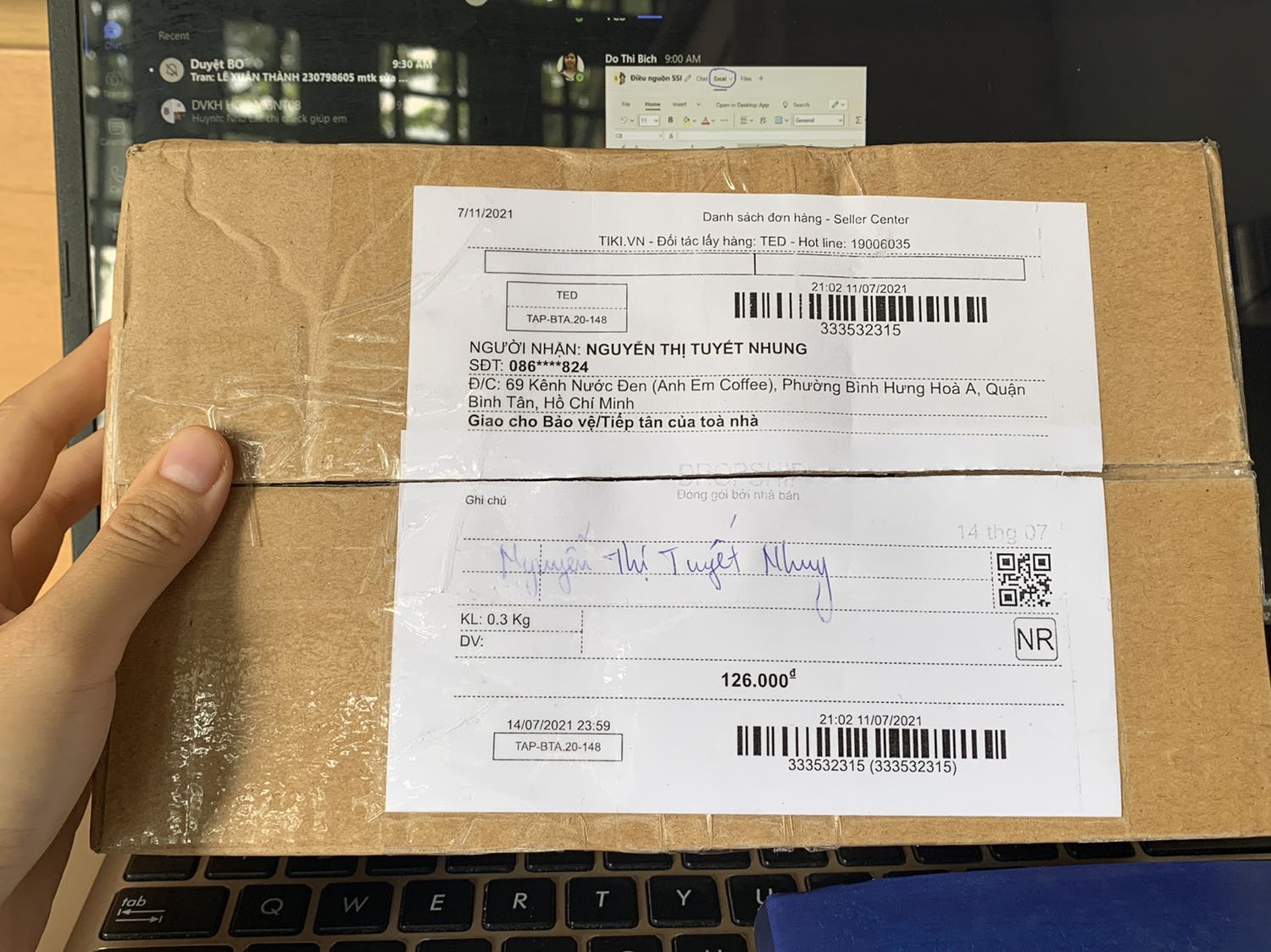 Hi mn 

Sáng nay mình có nhận hàng với thông tin đơn hàng như ảnh đính kèm, mình đặt sản phầm bìa 1 nhưng lại nhận dc hàng là bìa 2, 2 thiết kế này có giá thành khác nhau. Mình thanh toán và nhận hàng xong xuôi, sau đó lên bóc ra thì ms phát hiện ra. Mong Cá chép phản hồi case này xử lý như thế nào giúp mình ạ. 

Mình cảm ơn nhiều, sách rất thơm và đẹp ạ.