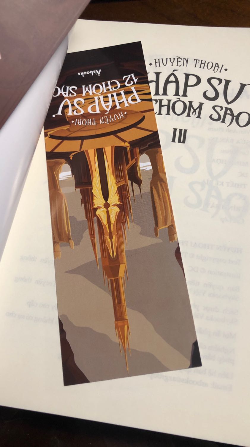 Nhìn xinh và chỉn chu lắm nè, có bookmark cũng đẹp lắm. Mình chưa đọc nên chưa biết ra sao, nhưng từ quyển 1,2 thì có vẻ hay =))