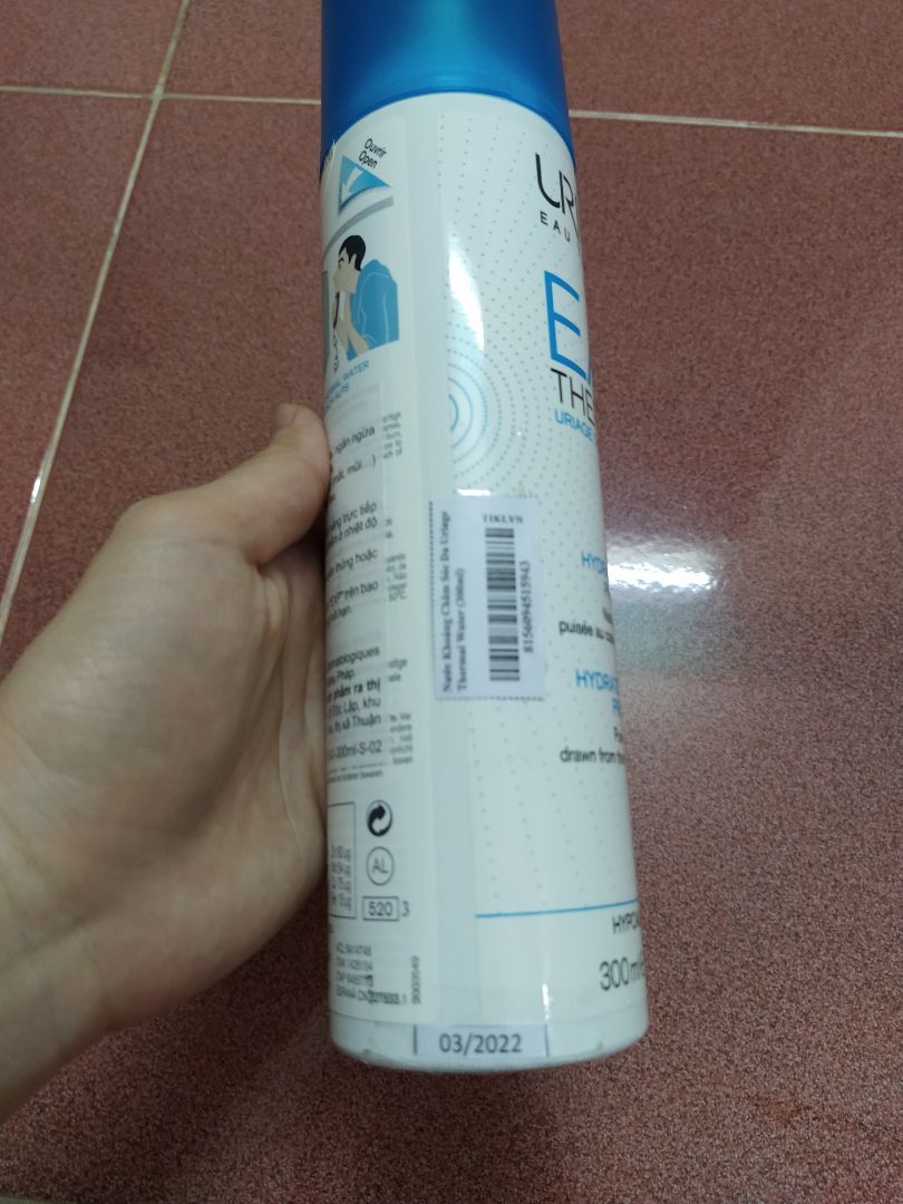 Mình mua về cho mẹ dùng mà nay mẹ mới nói, mới biết chất lượng hàng lần này thất vọng thực sự. Lúc nào mình cũng tin tưởng hàng Tiki Trading mà lại bị như thế này. Hàng không in hạn sử dụng dưới đáy như các chai khác mà lại dán giấy in như ảnh mình chụp??? Mình bóc lớp giấy dán ra cũng không thấy thông tin hạn sử dụng. Mình kiểm tra code cũng không ra thông tin sản phẩm. Sử dụng thì thấy ngứa da mặt không như những lần khác sử dụng. Mẹ mình đã dùng xịt khoáng uriage được 3,4 năm rồi nhưng cảm nhận sử dụng lần này rất khác. Mong tiki tiếp nhận và xử lí giúp!!!