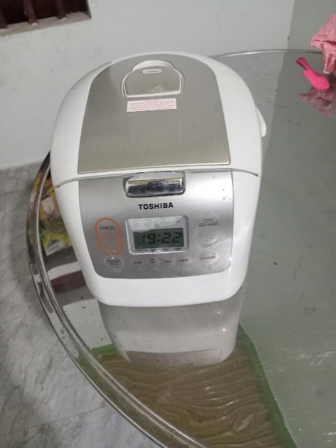 Một sản phẩm tệ hại, chế độ bảo hành kém.
Mua chưa đầy một năm bị lỗi nấu cơm không chín, gửi đi bảo hành thì nguyên vẹn xong trả về sản phẩm bị mất chân. Chưa hết, dùng được vài bữa lại lỗi tiếp, gửi đi bảo hành tiếp thì lúc tới trung tâm bảo hành kêu bể vỏ, trong khi mình đóng gói cẩn thận trước khi gửi.
Đã bực mình rồi lần bảo hành thì lại kêu gửi email hình ảnh sản phẩm, mất thời gian. Tôi mua hàng online nhiều nhưng chưa từng gặp trường hợp này.