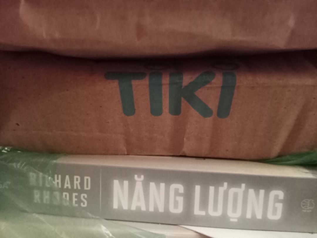 mình mới nhận quyển sách. màu của bìa hơi bị mờ, sách có vết hơi bẩn ở phía bên còn gáy thì hơi bị xước.

đây chắc chắn là một cuốn sách tổng lước summary toward future của tác giả sau 2 tác phẩm làm bom. :)))