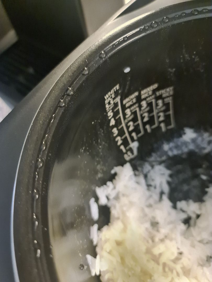 Thiết kế kém, bị đọng nước. Nẫu xong ăn liền ok chứ để lâu nước chảy thành cháo ở thành nồi. Ko có chổ để vá cơm.