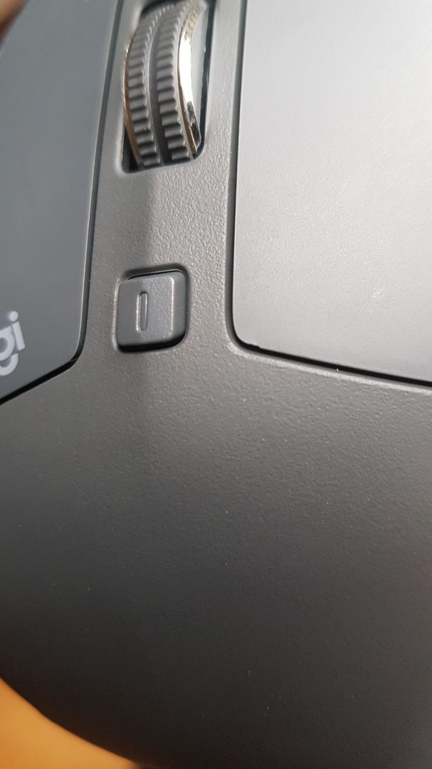 Sản phẩm đã qua sử dụng, không phải hàng mới.
- Hộp còn nguyên, có tem đầy đủ, có cáp usb, đầu đọc, sách hướng dẫn, chuột và hết.
- Đế cao su có nhiều vết xước, dấu vết đã qua sử dụng.
- Trên thân chuột có dấu vân tay.
- Chuột bị xước do va đập.
Muốn đổi trả