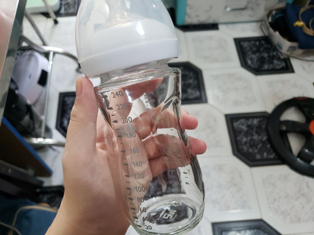 bình thon dài, hơi nặng nên bé ko thể tự cầm đc nhưng rửa rất mau sạch, hâm sữa mau nóng.