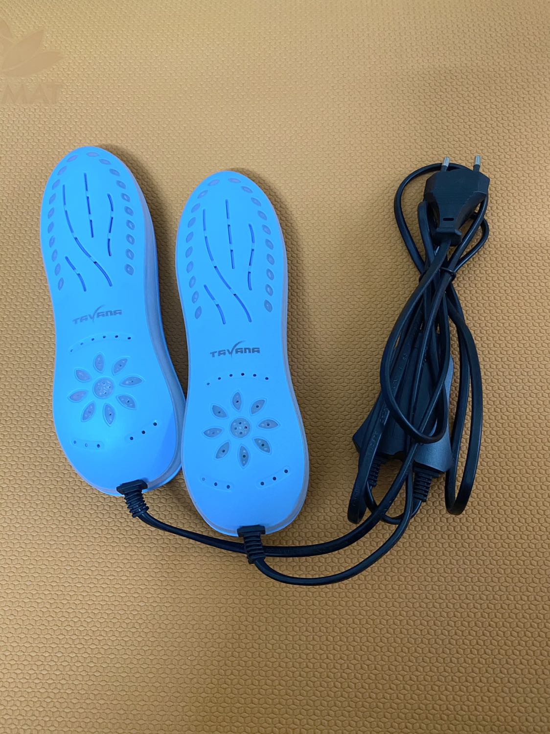 SP đúng như mô tả, có điều phù hợp với giày size lớn hơn (size giày nam), giày nữ là tuỳ form đút vào hơi khó khăn :))
Dùng thử 2 tiếng mục đích để khử mùi giày thì thấy là sp nóng ở mức độ vừa phải, mình có thể sờ tay vào được, có hẹn giờ (cái này thì rất thích), sau 2 tiếng giày có đỡ mùi hơn chút, nhưng chắc muốn hiệu quả rõ rệt chắc phải để qua đêm mất ?
Nói chung cũng đáng để trải nghiệm!