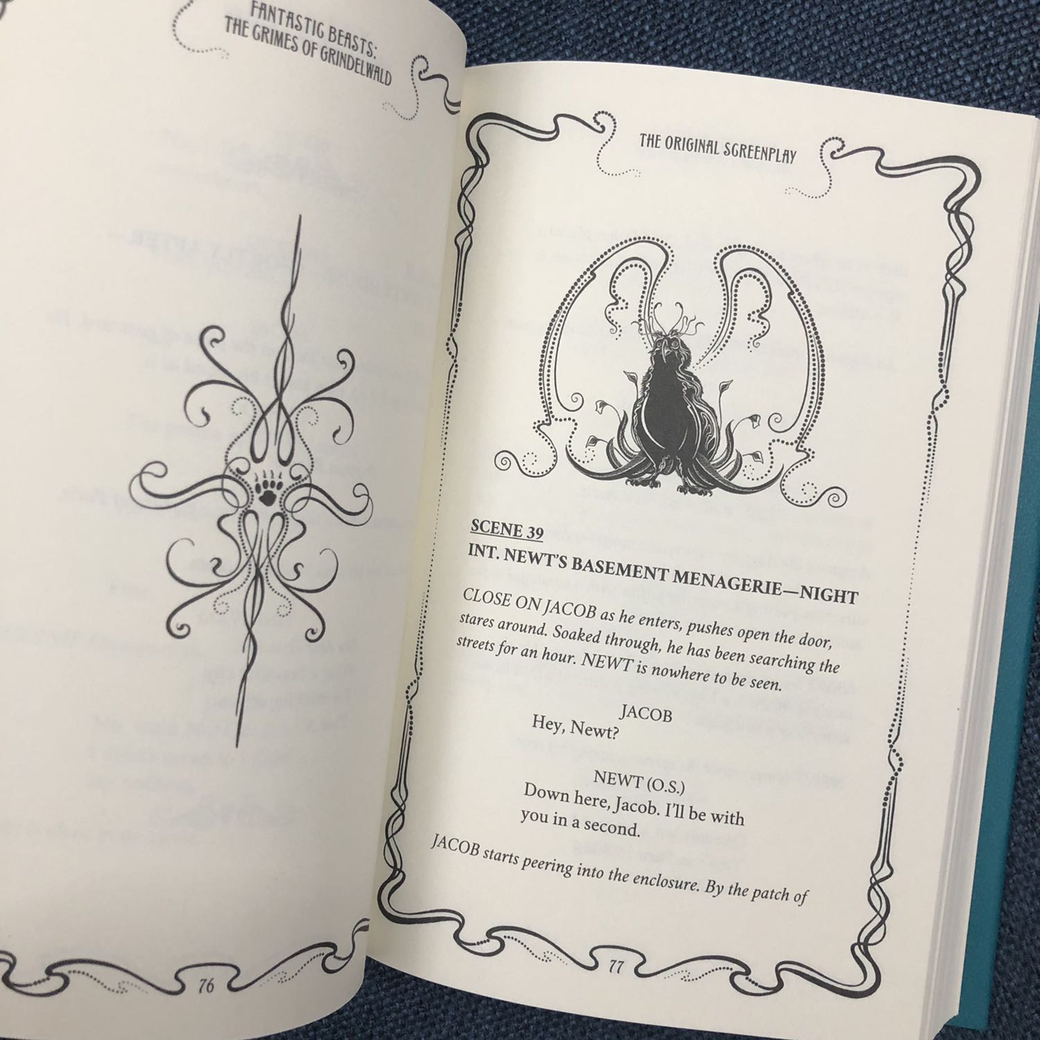 Sách về đến tay còn mới, không bị cũ như sách ngoại văn sót kho. Sách bìa cứng cầm đầm tay, jacket đẹp miễn chê và giấy màu vàng cũng dịu mắt cực kỳ. Nói chung là ưng.