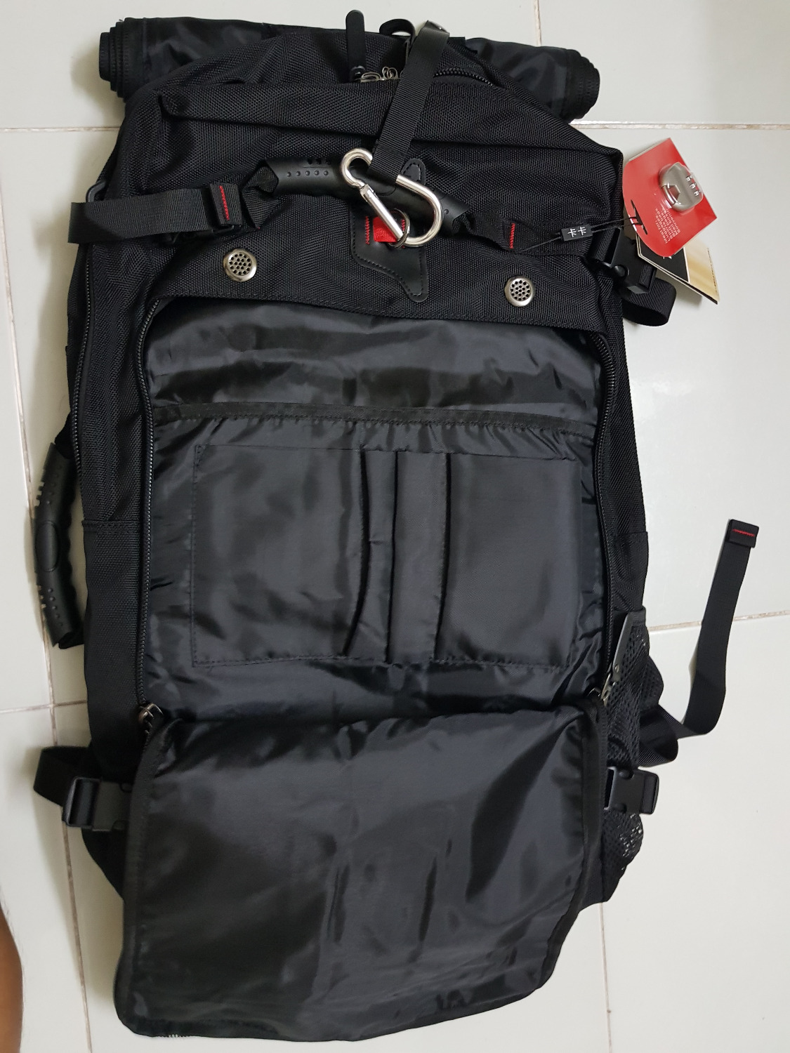 Balo vải cũng ok. Bên trong ko dày như mong đợi. Đựng được khá nhiều đi chơi 1 tuần hoặc hơn thoải mái. mang khá ôm đi lại thoải mái.
Điểm ko hài lòng là mấy chỗ móc dây làm bằng nhựa, khóa cho kèm theo để cho vui thôi.