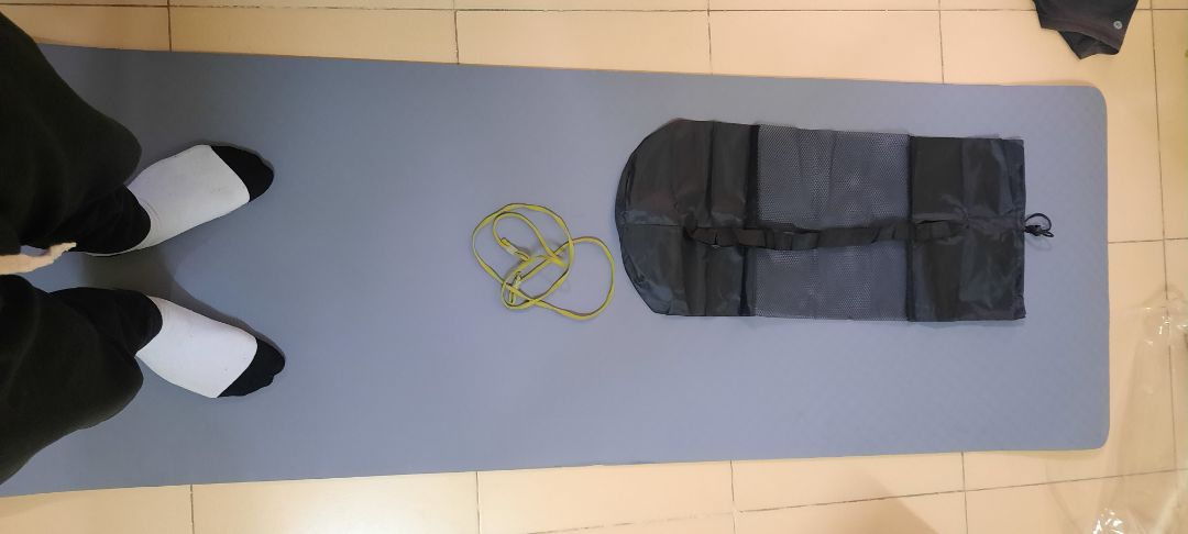 Giao hàng siêu nhanh, đặt hôm qua, nay đã có hàng.
Đóng gói chắc chắn.
Giao đúng màu, đầy đủ phụ kiện.
Như mô tả, dày dặn, độ đàn hồi tốt, không bị lún, dày đúng 6mm.
Độ bám tốt, không thể bị xê dịch mặc dù mình cố gắng làm các động tác tạo sự xê dịch lớn. Mặt dưới có các đg vân như lốp xe tạo ma sát lớn. Bám tuyệt đối. 
Không có mùi cao su, bề mặt tạo hoa văn nổi rất đẹp, một phần tăng độ bám luôn.
Sản phẩm không bong keo, không bị thủng.
Hoàn hảo trong tầm giá! 
Điểm trừ rất nhỏ: Sản phẩm bị lỗi một phần  nhỏ ở mép khiến độ hoàn hảo giảm một chút. Nhưng không ảnh hưởng gì. Mình không muốn đổi. Tội shop. Cái này lỗi do nhà sx.
9,5 sao cho shop! Mọi người nên mua nhá!