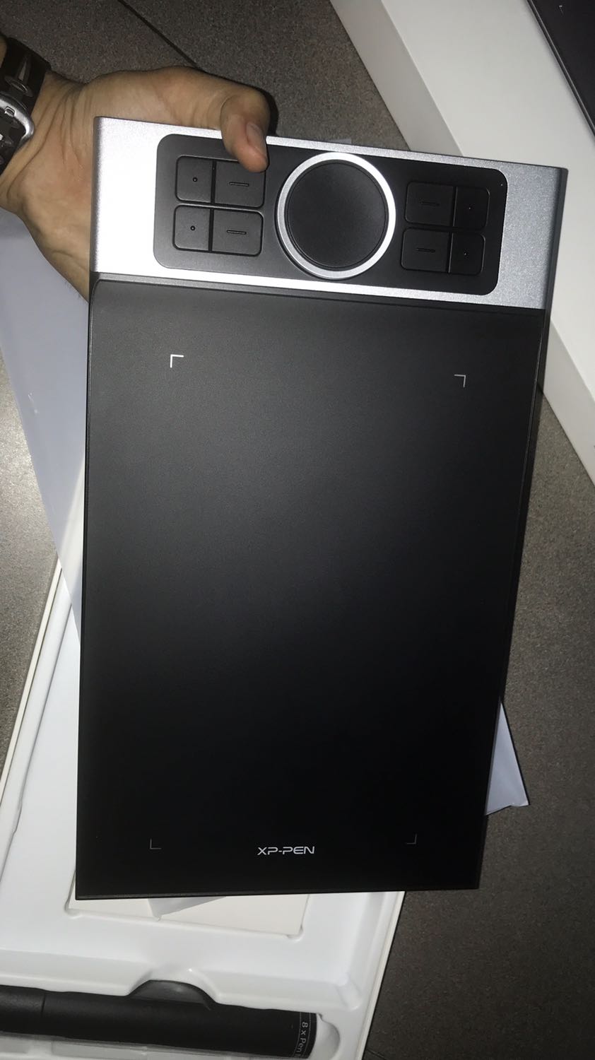 Máy đẹp, hoàn thiện tốt, dial zoom k mượt lắm, đóng gói cẩn thận, giao hàng TiKiNow phí vận chuyển tăng mà giao chậm, 16h mà 20h mới giao thất vọng.
Sau 5 ngày dùng *** thì có nhận xét sau:
Không dùng được pen presure trên Adobe Photoshop , trên MediBang Pro thì lại dùng ngon. 
Vấn đề sau 5 ngày sử dụng của mình tới từ cấy bút ( con trỏ chuột) di chuyển thao tác bị ngắt quãng sau khi nhấc lên quá cao khỏi bảng vẽ ( ví dụ thao tác vẽ nhấc lên di chuyển vùng vẽ do hết vùng thao tác ) thì nó bị đứng yên, di chuyển trên không rất bực mình. Mỗi lần muốn di chuyển phải chạm nó xuống bàn phím con trỏ chuột mới nhận và di chuyển. Mình cảm thấy rất khó chịu khi vẽ. Đang đổi trả mà bên cửa hàng mới gọi điện chưa thấy cho người tới lấy.