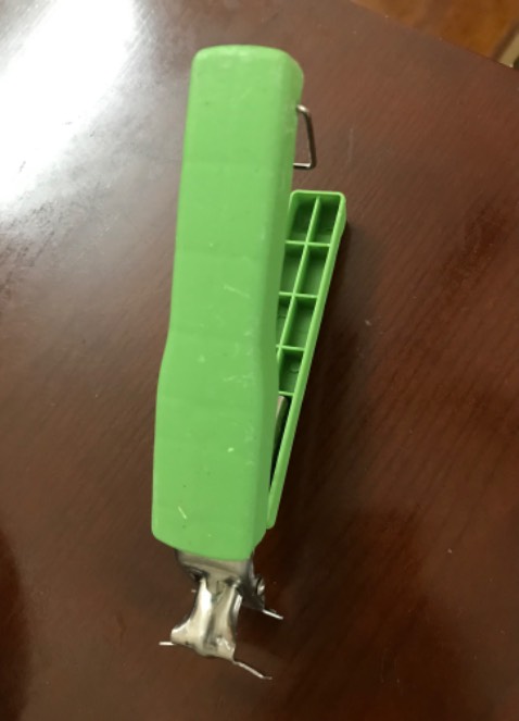 Hàng nhận được nhựa mỏng te, ko đúng như hình shop đăng, màu sắc nhìn cũ như xài rồi. Kẹp cái chén yếu xìu, muốn rớt luôn.