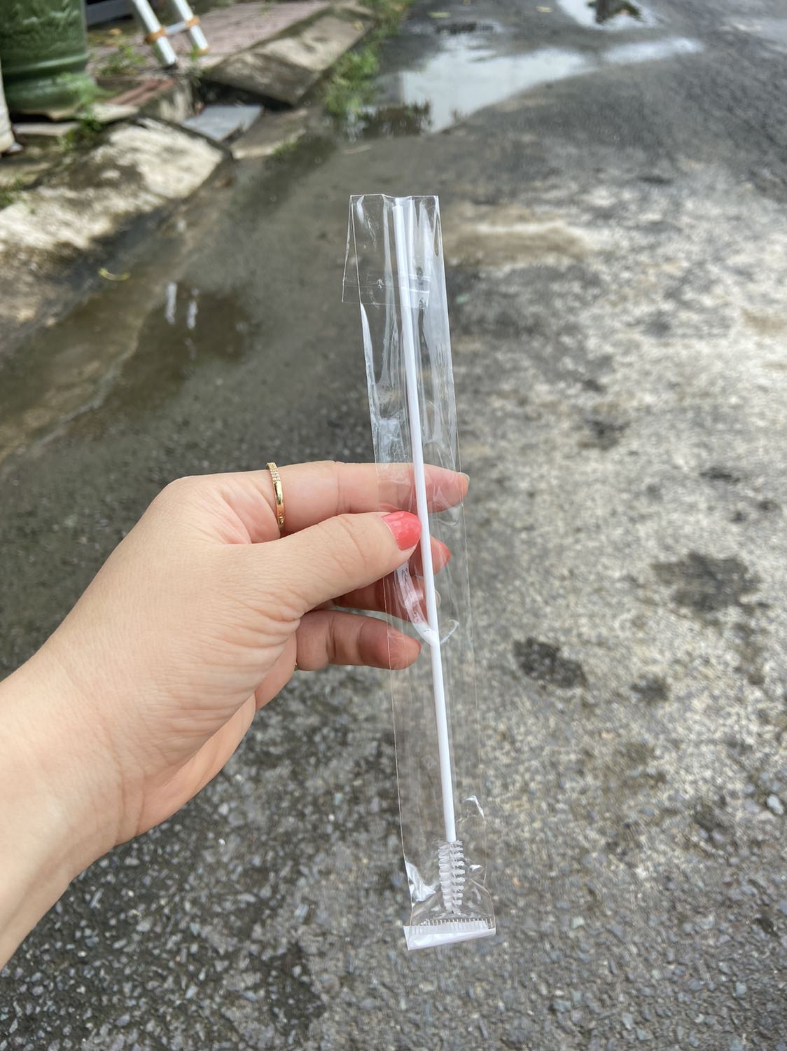 Ly nhìn siêu cute, mình thích hoa anh đào, nhìn cũng đẹp y như hình, giao hàng nhanh chóng, đặt mua chiều tối mà sáng giao liền, nên vẫn thích mua của tiki trading, chưa dùng nên ko biết giữ nóng lạnh sao, nhưng dc tặng kèm 1 chổi cọ ống hút, thấy hơi nhỏ so với cọ mình mua bên ngoài, nhưng ko sao, mình vẫn còn cọ cũ để dùng