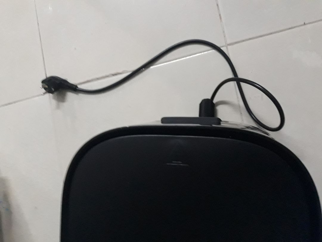 hàng giao đúng mô tả kèm phiếu bảo hành. hàng xuất xứ thái lan. nhìn chung về tỏng quan thì nồi ổn, chỉ có nhược điểm là dây điẹn quá ngắn và không thể tháo rời hay thu gọn. lần đầu khử mùi cho nồi thì mùi nhựa rất nhièu, kèm nồi gây tiếng ồn. Vỏ ngoài dễ bám bụi. sau khi khử mùi xong, mình làm thử bò lá lốt thì thấy sản phẩm làm ra ổn. không khô, không ngấy dầu. nồi lúc này cũng không qua ồn như lần đầu khử mùi