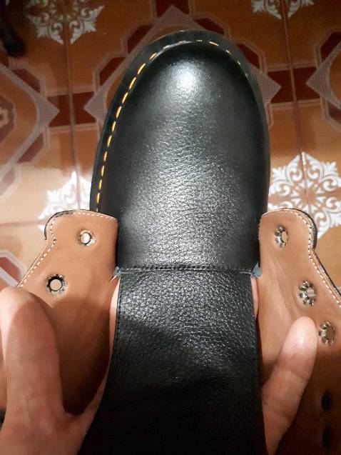 Shop đóng gói khá cẩn thận, giao đúng màu, đúng size, nhưng có một vài chỗ bị rách không biết vì lý do gì (có hình đính kèm). Đề nghị trả hàng.