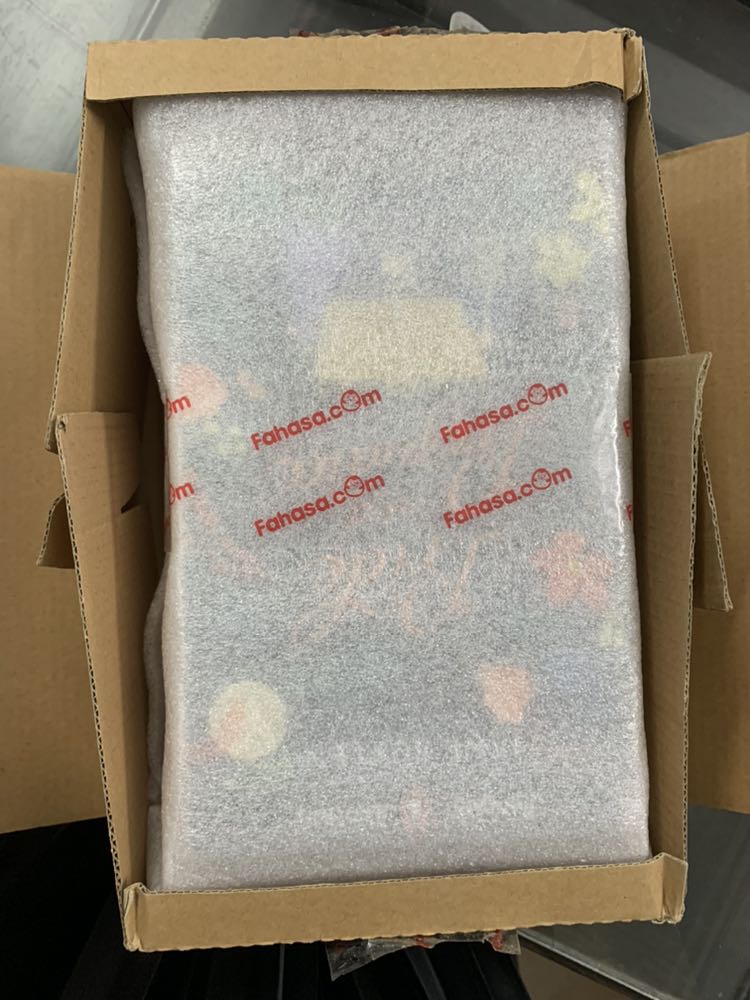 Bìa xinh xỉu. Mình collect các bản in nên nhất định k thể bỏ qua. Giấy cầm nhẹ tay, k mỏi mắt và chữ dễ nhìn