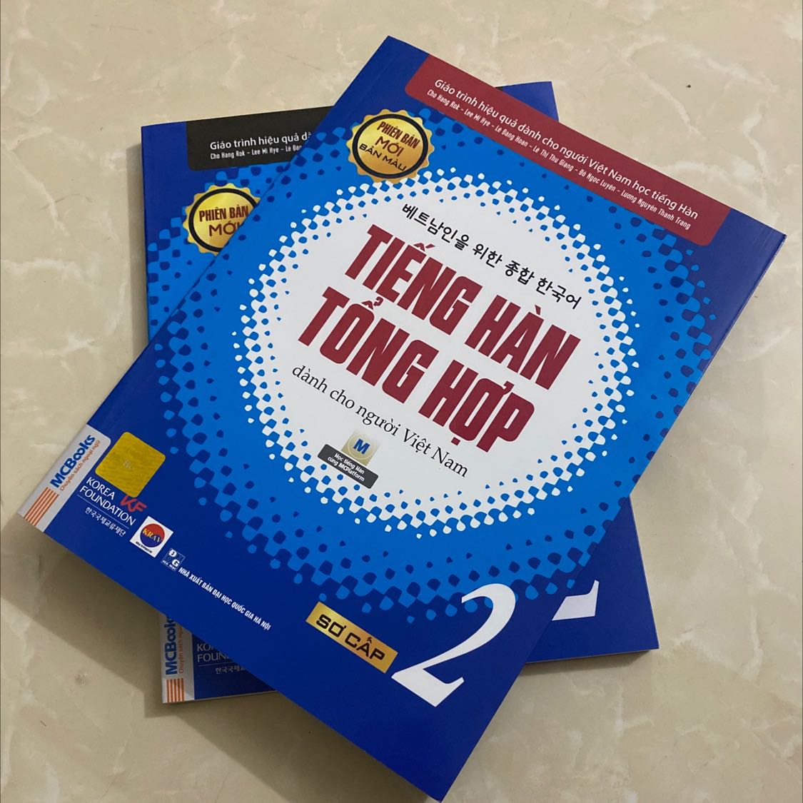 Sách y hình lại giao hàng nhanh. Sách đẹp màu đẹp lại còn mua được giá sale. Rất là ưng luôn lần sau sẽ quay lại ủng hộ MC BOOK dài dài luôn