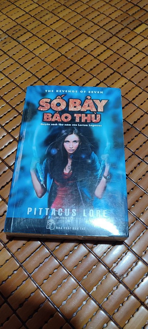 Giao hàng khá nhanh, hộp đựng sách bị ướt rách may mà sách còn nguyên seal nên ko bị ảnh hưởng gì.