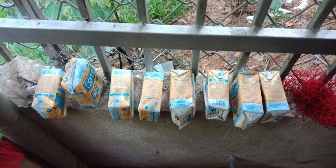 mua thùng sữa mà bị phồng mất 8 hộp. sữa chạy be bét, bảo giao hàng trả lại hàng thì họ bảo " cái ấy a phải chịu"
sữa này mà uống vào chắc nhập viện luôn