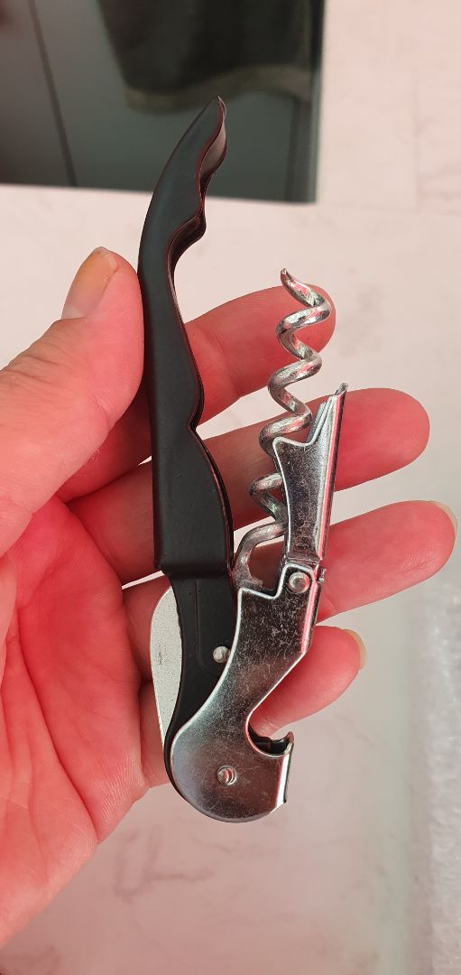 Sao trông xước tùm lum như đồ cũ vậy?