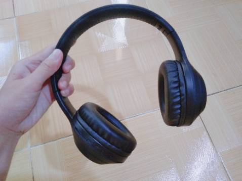 Vừa nhận hàng. Gói hàng rất đẹp và cẩn thận. Nghe thử thấy âm thanh khá êm. Mình mua phục vụ học online thôi nên không dùng nhiều. Chớ bình thg không đeo tai nghe hay headphone.