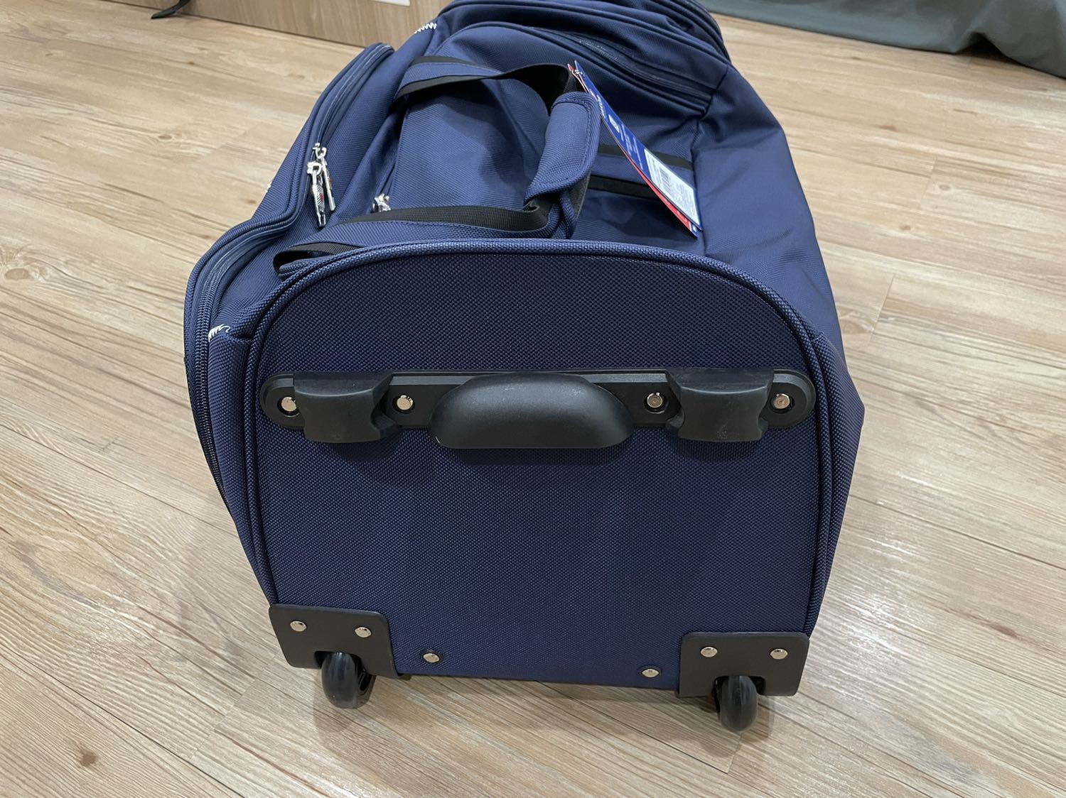 Đẹp xuất sắc. Form và chất liệu rất chất. Tay kéo và bánh xe rất êm. Shop đóng gói để giao hàng rất nhanh. Cảm ơn shop.