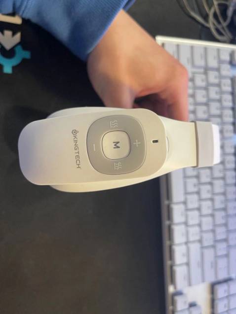 Shop giao hàng siêu nhanh!!! Máy dùng khá thích!!! Mình bị đau cổ gáy, dùng chế độ mạnh nhất máy vẫn chạy êm ái. Màu trắng thanh lịch, dáng nhỏ gọn. Nói chung là ổn nha!!!