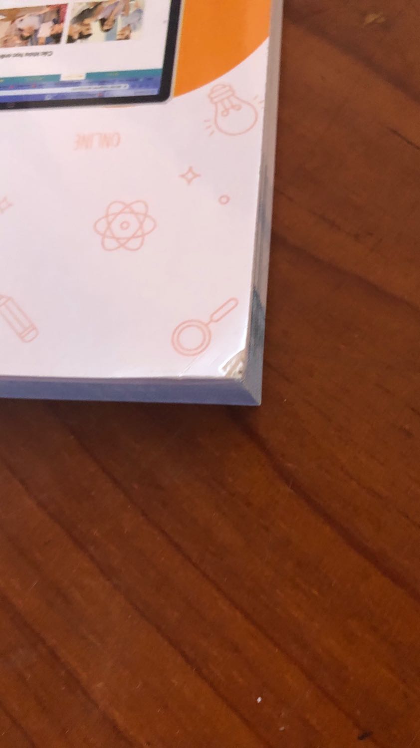 Người bán chỉ cho quyển sách vào hộp carton như này mà không có giấy bọc chống sốc hay lớp bảo vệ nào. Sách bị quăn một ít ở góc trên. Sách cũng không rẻ nên mong người bán rút kinh nghiệm gói hàng cẩn thận.
Nội dung phù hợp, mực in rõ nét, trình bày khoa học dễ hiểu, ngôn ngữ phù hợp trình độ B1, B2.