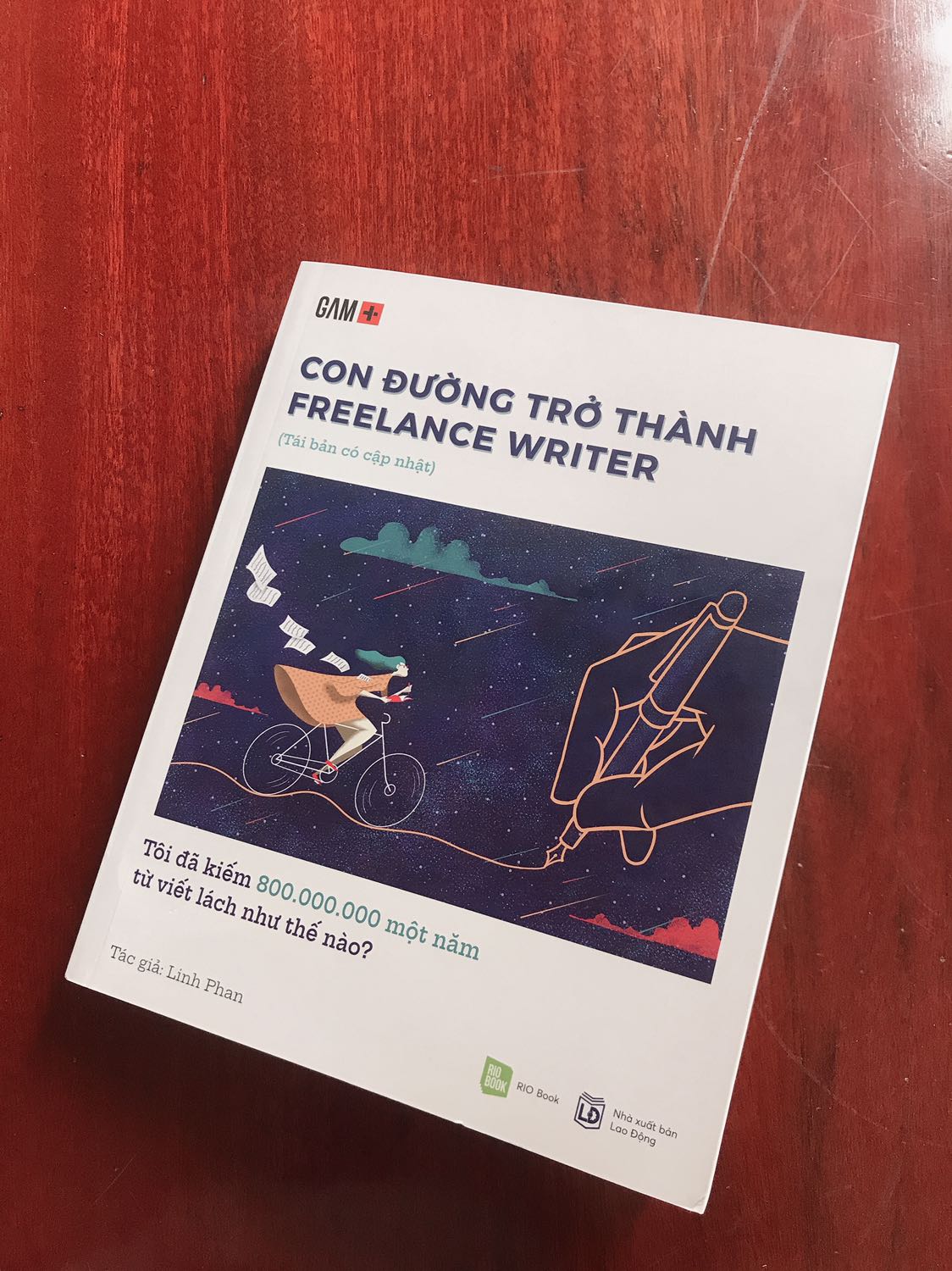 Mình đã nhận được sách.
Sách mới, được trình bày rõ ràng, chi tiết, cụ thể và đẹp. 
Những điều được chia sẻ là những kinh nghiệm được đút kết trong quá trình làm việc và xây dựng sự nghiệp viết lách tự do của tác giả, có nhiều thông tin hữu ích và thiết thực dành cho những bạn đang muốn chuyển sang lĩnh vực viết lách và muốn xây dựng một sự nghiệp viết lách chuyên nghiệp cho bản thân. Đặt biệt phù hợp cho những cây viết mới. 

Khi đọc các phần hướng dẫn cụ thể trong sách, ngoài kiến thức học được, mình còn cảm nhận tác giả là một người có nội lực rất lớn. Chị đã và luôn kiên trì, nỗ lực với con đường đã chọn, luôn kiên định với những mục tiêu đã đặt ra, là một người yêu con chữ thật sự, rất truyền cảm hứng.

Mình thấy may mắn khi được biết đến chị, và cảm nhận được sự gần gũi khi đọc những lời động viên tích cực mà chị dành cho những bạn mới bước chân vào nghề. 

Nếu là một người mới, hoặc bạn đã có kinh nghiệm viết lách nhưng nhưng chưa có đủ sự tự tin để biến  viết lách tự do thành sự nghiệp riêng hoặc chưa biết bắt đầu từ đâu thì mình tin đây là một " tập bản đồ nhiều trang" giúp ích được bạn :)