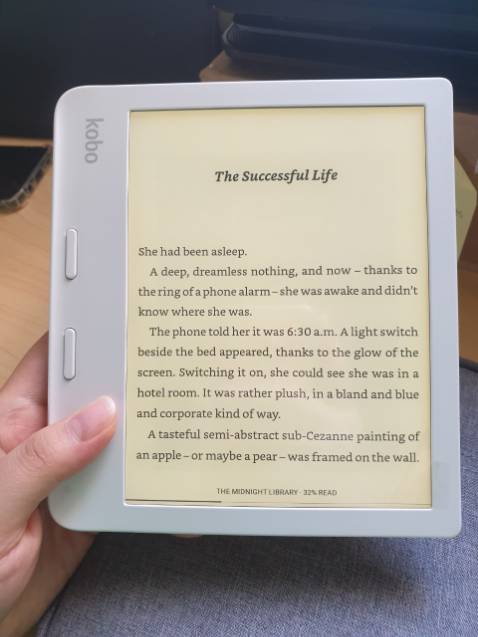 - Shop nhận đơn, đóng gói cẩn thận và chuyển hàng rất rất nhanh, hơi nản bên vận chuyển Best chuyển hàng tương đối lâu. 
- Shop hỗ trợ nhiệt tình, từ trước khi mua đến khi cài đặt, hy vọng sau này cũng vậy. Thẻ bảo hành gửi kèm trong hộp. Mình được tặng túi chống sốc nữa.
-  Sản phẩm đáng tiền so với các tiêu chí mình cần: màn hình hiển thị sắc nét, 7", đèn vàng và nút chuyển trang vật lí. Cá nhân mình thấy Kindle cho cảm giác giống trang sách thật, nhưng màn hình Libra 2 thì nét và đẹp lắm, phù hợp với các bạn có nhu cầu đọc chữ thật rõ như mình. Nhờ màn hình to, đèn vàng và chữ rõ nét mà mình đọc nhanh và tập trung tốt hơn hẳn.
- Ngoài trình đọc mặc định, có thể cài thêm trình đọc khác để thuận tiện chỉnh sửa file đọc. Tuy nhiên, bạn nào thích đơn giản, đẹp chân phương thì dùng trình đọc mặc định cũng được. Mình thấy trình đọc cài thêm có ngôn ngữ thiết kế xấu... 
- Mua sách gốc trên Kobo store dễ dàng và nhanh chóng. Các đầu sách sale mỗi tháng khá giống Kindle store nên không sợ ít sách đâu, tuy nhiên, Kobo store yếu sách chuyên ngành. - Shop nhận đơn, đóng gói cẩn thận và chuyển hàng rất rất nhanh, hơi nản bên vận chuyển Best chuyển hàng tương đối lâu. 
- Shop hỗ trợ nhiệt tình, từ trước khi mua đến khi cài đặt, hy vọng sau này cũng vậy. Thẻ bảo hành gửi kèm trong hộp. Mình được tặng túi chống sốc nữa.
-  Sản phẩm đáng tiền so với các tiêu chí mình cần: màn hình hiển thị sắc nét, 7", đèn vàng và nút chuyển trang vật lí. Cá nhân mình thấy Kindle cho cảm giác giống trang sách thật, nhưng màn hình Libra 2 thì nét và đẹp lắm, phù hợp với các bạn có nhu cầu đọc chữ thật rõ như mình. Nhờ màn hình to, đèn vàng và chữ rõ nét mà mình đọc nhanh và tập trung tốt hơn hẳn.
- Ngoài trình đọc mặc định, có thể cài thêm trình đọc khác để thuận tiện chỉnh sửa file đọc. Tuy nhiên, bạn nào thích đơn giản, đẹp chân phương thì dùng trình đọc mặc định cũng được. Mình thấy trình đọc cài thêm có ngôn ngữ thiết kế xấu... 
- Mua sách gốc trên Kobo store dễ dàng và nhanh chóng. Các đầu sách sale mỗi tháng khá giống Kindle store nên không sợ ít sách đâu, tuy nhiên, Kobo store yếu sách chuyên ngành.