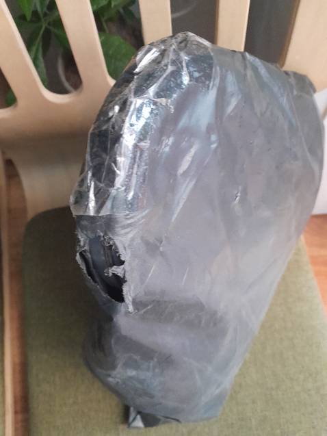 (*) Đánh giá không tính điểm
Shop đóng gói không cẩn thận, hàng giao đến nơi rách ra như này. Quai túi trầy da một chút mất thẩm mỹ quá, mình không muốn đổi trả hàng lôi thôi vì dù sao túi cũng rẻ tiền chứ không phải cao cấp nên buộc khăn vào tạm.
Bên trong túi dây kéo và các ngăn khá ổn. Đáy túi có vết móp mình không biết làm sao căng ra được. Shop có nhét độn giấy khá dày bên trong nhueng nó vẫn móp.