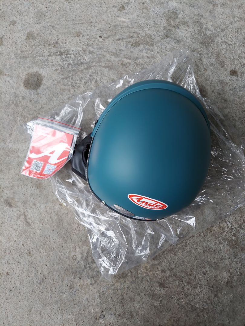 Mũ đẹp, đội êm. Kính hơi ngắn, vừa đủ che mắt. Thêm 2cm nữa thì tốt hơn. Không thích hợp cho người đeo kính cận, viễn, loạn hoặc kính mát.