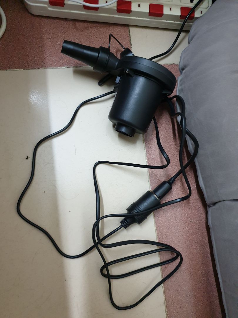 Sản phẩm đúng mô tả, mua sử dụng ở nhà nên cần mua thêm đồ chuyển 220V ra tẩu sạc. Mùi cao su khá nồng, hi vọng sử dụng một thời gian sẽ bớt.