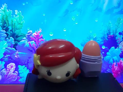 Son dưỡng ẩm tốt, có mùi Bưởi Bồ Đào thơm nhẹ, lên môi sẽ có màu hồng nhạt so với môi ban đầu (tùy môi của mỗi người ạ). Có vị ngọt như kẹo, tạo hình xin xắn. 
Giao hàng nhanh, chất lượng tốt, có tem chứng nhận an toàn ạ.