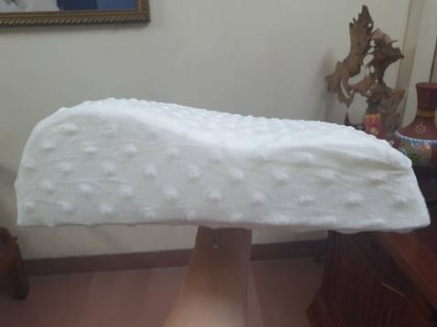 Gối mềm lắm. Mình dùng thì tạm ok. Còn chồng mình dùng thì a í thấy mềm quá không thích. Gối hơi thấp nữa. Với 3 cái 3 màu mà vỏ thiết kế khác nhau.cái màu xanh vỏ bị rộng so với ruột gối. nằm 1 thời gian thấy cao su nó cứng lại, nên gối lúc đó thấy sướng nhất! nó vừa vặn chứ ko gây mỏi cổ như mấy gối bông ép!!!