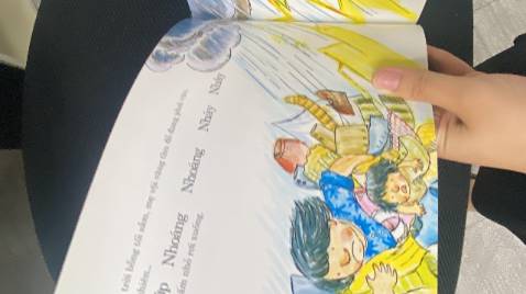 cuốn này gần gũi với con vì con t cũng hay tự vứt qao lung tung, nên chọn ngay cuốn này. đọc xong là con hứa ko để như thế nữa luôn, con t đã 5t nên bdau tự đọc dc